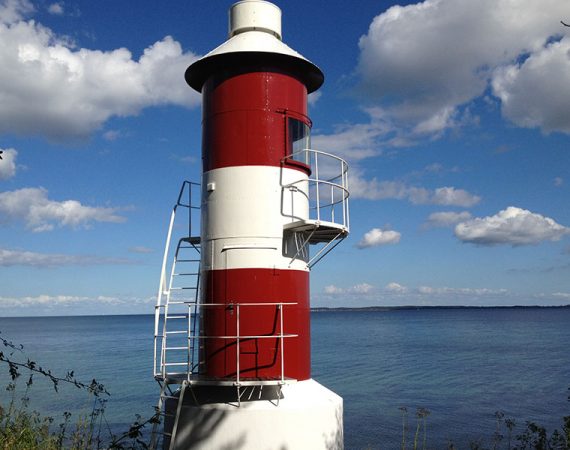 Nymalet rødt og hvidt fyrtårn